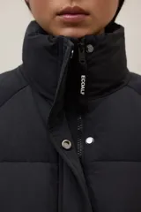 Campera acolchada negra, estilo puffer, con cuello alto y cierre frontal. Diseño oversize.