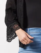 Cardigan negro calado, marca Ruby Rd. Manga larga amplia con aplique de crochet.