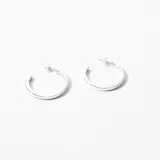 Aros de plata 925 con diseño de aro clásico y cierre de mariposa.