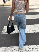 Corset blanco de encaje con escote cuadrado y breteles anchos con detalle de puntilla.