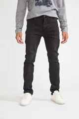 Jean regular de hombre, clásico y versátil, con fit regular, bolsillos y cremallera.