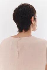 Vestido midi azul de lino y tencel, corte recto y mangas cortas.