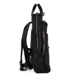 Mochila negra de poliéster con diseño rectangular y gran capacidad. Tiene acceso con cierre, dos bolsillos externos con cierre, un bolsillo interno con cierre y dos bolsillos internos abiertos. Cuenta con correa regulable, asas fijas y herrajes plateados. El interior está forrado en tela de algodón y poliéster.