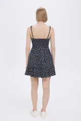 Vestido corto color rosa con estampado floral, breteles anchos y escote recto. Presenta frunces en el busto y falda con volados.