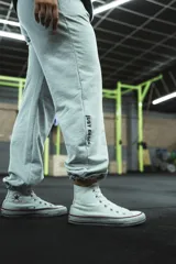 Pantalón de jogging gris melange, corte oversize, con cintura elástica ajustable con cordón y puños ajustados. Estampado en la pierna izquierda con la frase "Just Begin".