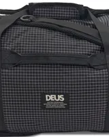 Bolso duffle Deus Ex Machina modelo Peyton, color negro con estampado de cuadrícula blanca. Tiene doble asa de mano y correa de hombro ajustable y extraíble. Incluye logo de la marca en el frente.