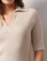 Blusa en tejido acanalado color beige, marca Rio & Rian. Cuello solapa y escote en V en tejido calado.
