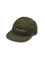 Gorra verde militar de algodón con visera curva y logo bordado en blanco.