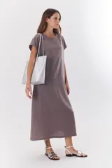 Vestido midi azul de lino y tencel, corte recto y mangas cortas.