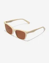 Gafas de sol rectangulares unisex, color crema con lentes marrones polarizadas.