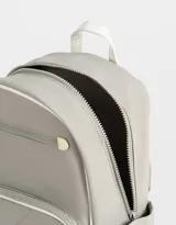 Mochila gris claro de tela deportiva con correas regulables, manija superior, cierre superior, bolsillo central con cierre y puller de cordón y goma, bolsillo frontal con cierre y puller de cordón y goma, y bolsillos laterales.