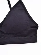 Top deportivo blanco sin costuras, con breteles finos y escote redondo.