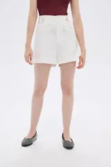 Short blanco de poliéster de tiro alto con bolsillos laterales.