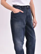 Pantalón jean negro de tiro alto, corte amplio y tobillos ajustados.