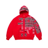 Campera roja con capucha de algodón, con cierre frontal y bolsillos tipo canguro. Estampado frontal y en mangas con texto en blanco y números romanos.