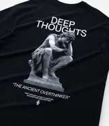 Remera negra de corte relajado con cuello redondo y manga corta. Presenta un pequeño estampado blanco en el pecho izquierdo con el texto "DEEP THOUGHTS" y un símbolo debajo.