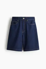 Bermuda de cinco bolsillos en denim de algodón, color azul oscuro. Modelo de tiro alto con cierre y botón metálico.