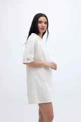 Vestido corto con mangas 3/4 holgadas y tela jersey rayada.