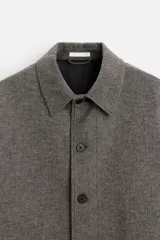 Sobrecamisa gris de corte regular, con cuello solapa, manga larga con puño abotonado y cierre frontal con botones.