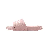 Chinelas rosadas con inscripción en blanco.