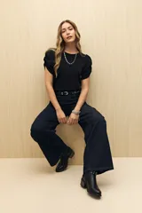 Top negro de tejido de punto acanalado, con mangas cortas abullonadas.