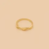 Anillo dorado con tres detalles triangulares en la parte superior.