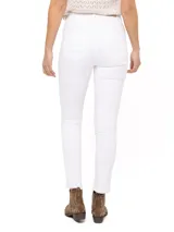 Pantalón de jeans blanco, corte skinny, tiro medio, con bolsillos delanteros con cierre metálico color bronce y ruedo desflecado.