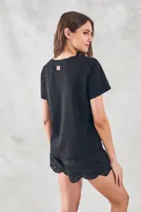 Remera blanca de algodón peinado con corte recto y mangas cortas.