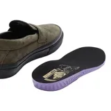 Mocasines Vans x Beatrice Domond Skate color verde oliva, confeccionados en gamuza con suela negra.