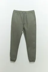 Pantalón jogger verde con cintura elástica y cordón ajustable.