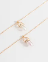 Set de dos collares dorados con dije de cristal facetado transparente con detalles iridiscentes.