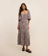 Vestido long midi de viscosa estampada con corazones y piñas, escote corazón, mangas cortas evasé, volado en el ruedo y botones delanteros.
