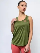 Musculosa deportiva verde oliva con logo Umbro rosado estampado en el pecho.