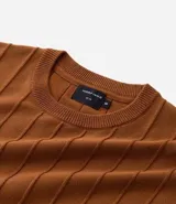 Remera de manga corta color marrón, con cuello redondo y textura acanalada vertical. Confeccionada en viscosa y poliamida.