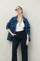 Pantalón recto color marrón claro, de algodón, con bolsillos de parche y calce relajado.