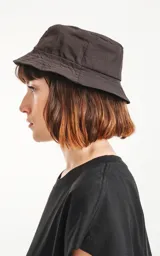 Gorro tipo Piluso color negro con logo bordado en blanco.