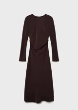 Vestido midi color marrón chocolate, de corte evasé, con cuello redondo y mangas largas. Presenta un drapeado lateral en la cintura.