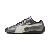 Championes Puma Speedcat Metallic color gris metalizado con detalles en blanco y negro. Zapatillas de estilo deportivo con silueta de perfil bajo, cordones negros y logo de Puma en el lateral y la puntera.