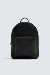 Mochila negra lisa con acabado engomado, compartimento principal con cierre de cremallera, bolsillo interior con cierre, bolsillo frontal con cierre, parte posterior acolchada con banda de sujeción para equipaje, asa de mano y dos asas de hombro ajustables y acolchadas.