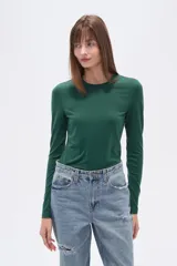 Remera negra de manga larga, corte ajustado y cuello redondo.