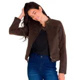 Chaqueta marrón de corte entallado, con cuello mao y cierre frontal con cremallera. Cuenta con bolsillos laterales con cremallera, puños con cremallera y etiqueta de cuero sintético con el logo de Caterpillar en el pecho.