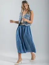 Falda italiana en tencel con efecto denim, color azul. Tiene bolsillos funcionales, elástico en la cintura y cinto incluido.