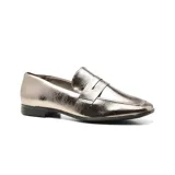 Zapato mocasín de charol negro, con detalle de antifaz y suela plana.
