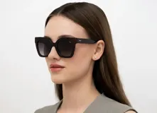Lentes de sol INVU modelo IB22426C, color borgoña, con marco cuadrado de acetato y lentes polarizadas grises.