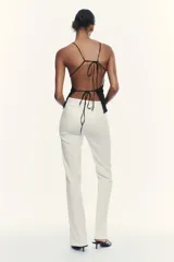 Pantalón blanco de tiro alto con corte acampanado.