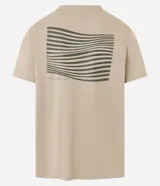 Remera color arena de algodón peruano, de corte recto, cuello redondo y manga corta. Presenta un pequeño estampado en el pecho.