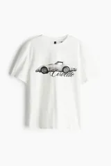 Remera blanca de algodón con estampado de un auto Corvette clásico y la palabra "Corvette" en letra cursiva.