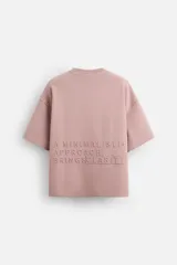Camiseta rosa de corte recto, cuello redondo y manga corta. Estampado con efecto grabado combinado a tono en la espalda.