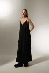 Vestido largo negro de modal, corte evasé, con breteles regulables y escote en V.