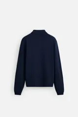Camisa de punto azul marino, corte regular fit, tejida en hilatura con mezcla de lyocell. Cuello solapa, manga larga con acabados en rib y cierre frontal de botonadura.